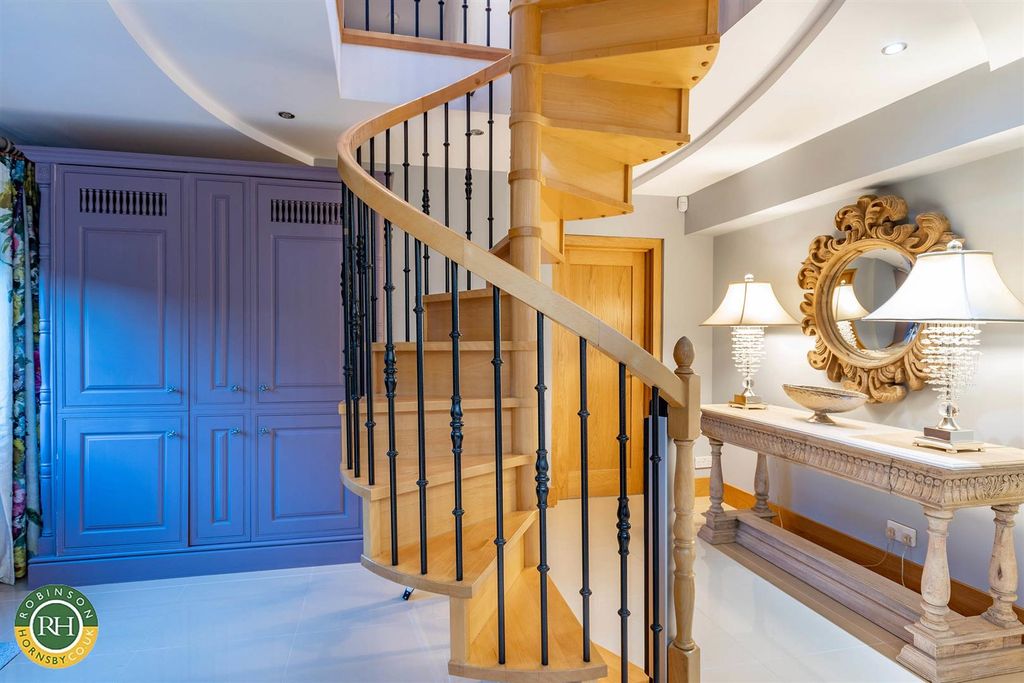 Property photo 2 of 42 Spiral Staircase