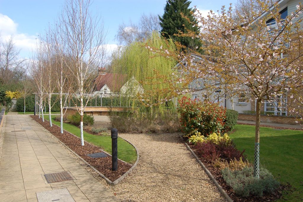 Property photo 3 of 12 Communal Gardens