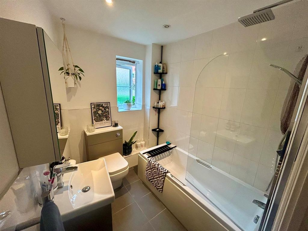 Property photo 3 of 11 Bath