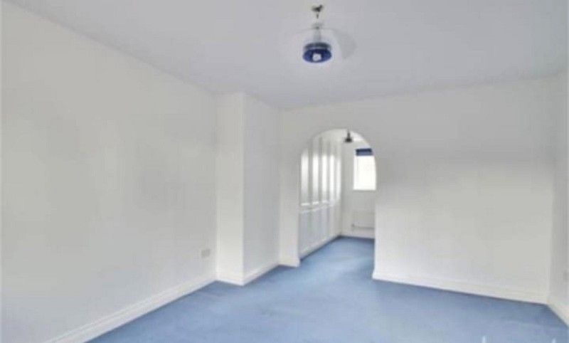 Property photo 2 of 10 Hallway