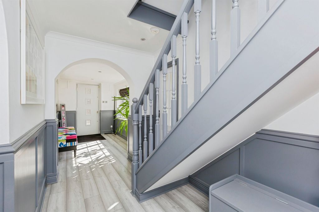 Property photo 2 of 24 Entrance Hall