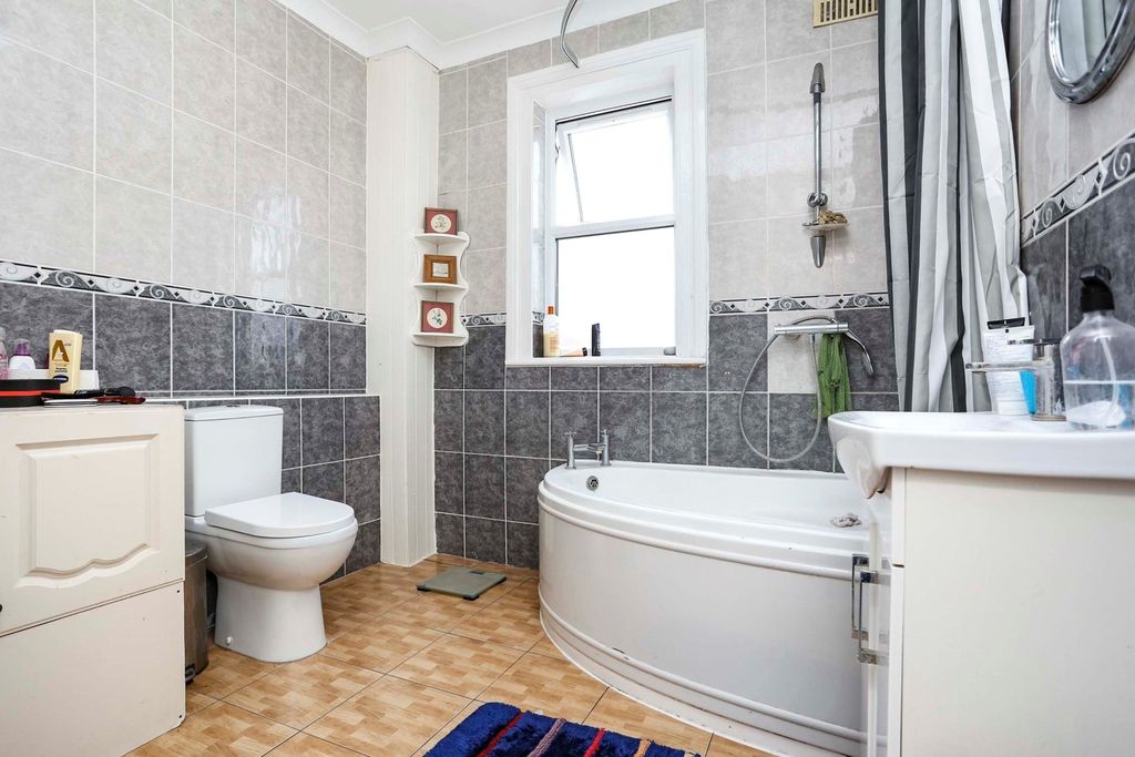 Property photo 3 of 13 04Ac8c96-A35E-F11...