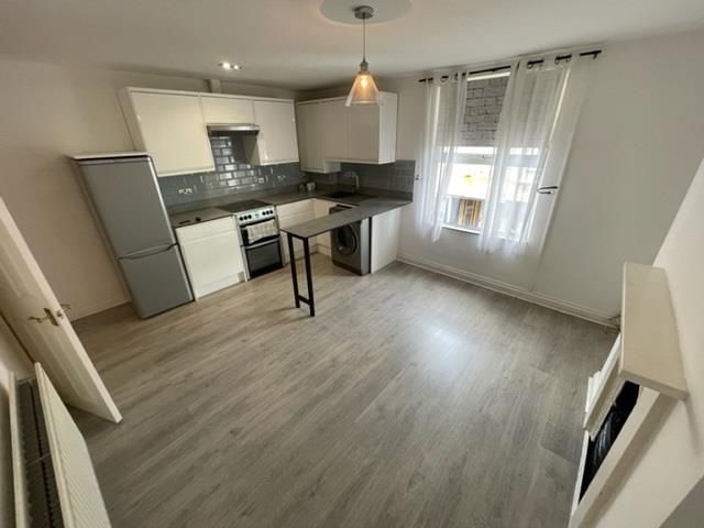 Property photo 1 of 5 Kitchen 4.Jpg