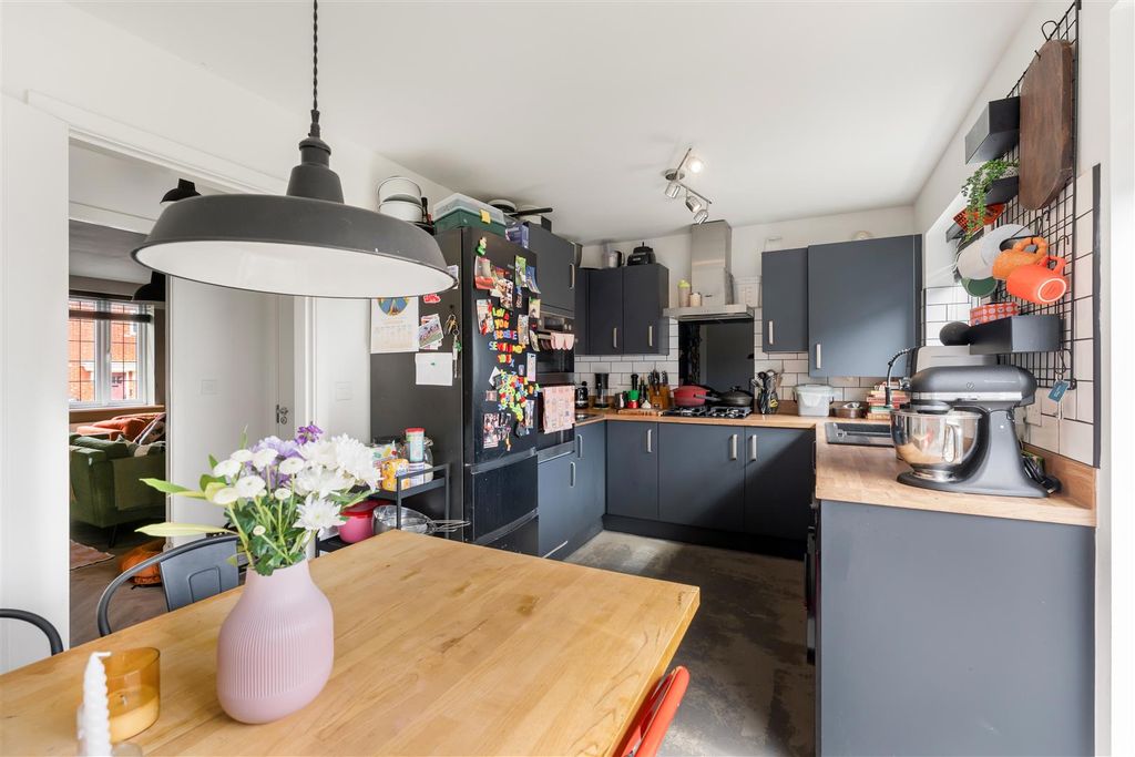 Property photo 3 of 14 6 Longley Close, Banbury-12.Jpg