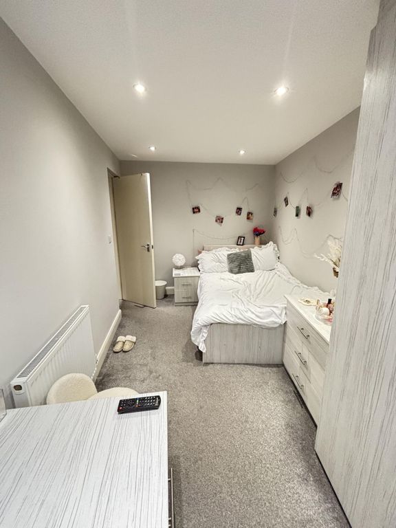 Property photo 2 of 17 A Spacious And Well-Maintained Master Bedroom Feat...