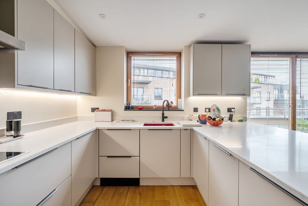 3 bed flat for saleTrinity Gate, Epsom Road, Guildford GU1 photo 5