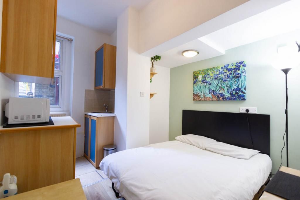 Property photo 1 of 5 Studio To Rent