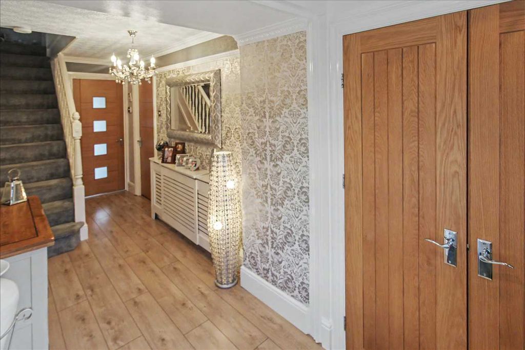 Property photo 2 of 31 Entrance Hall