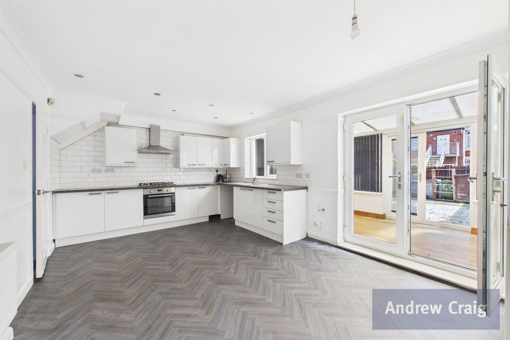 Property photo 3 of 11 Kitchen Diner