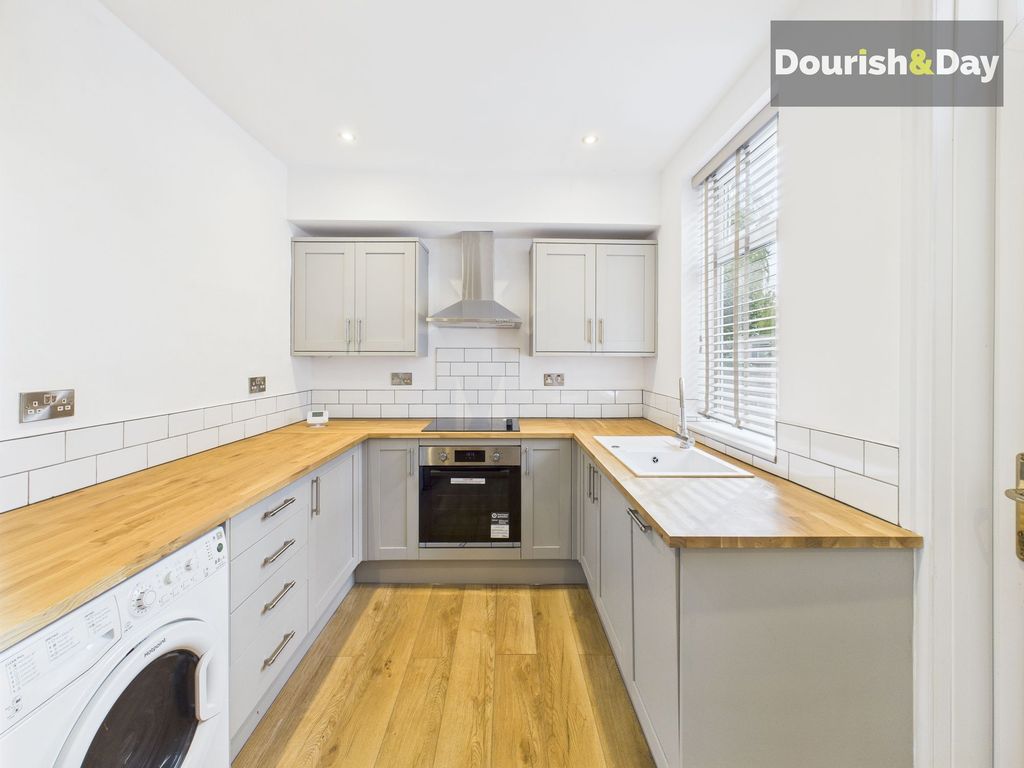 Property photo 2 of 18 Fitted Kitchen