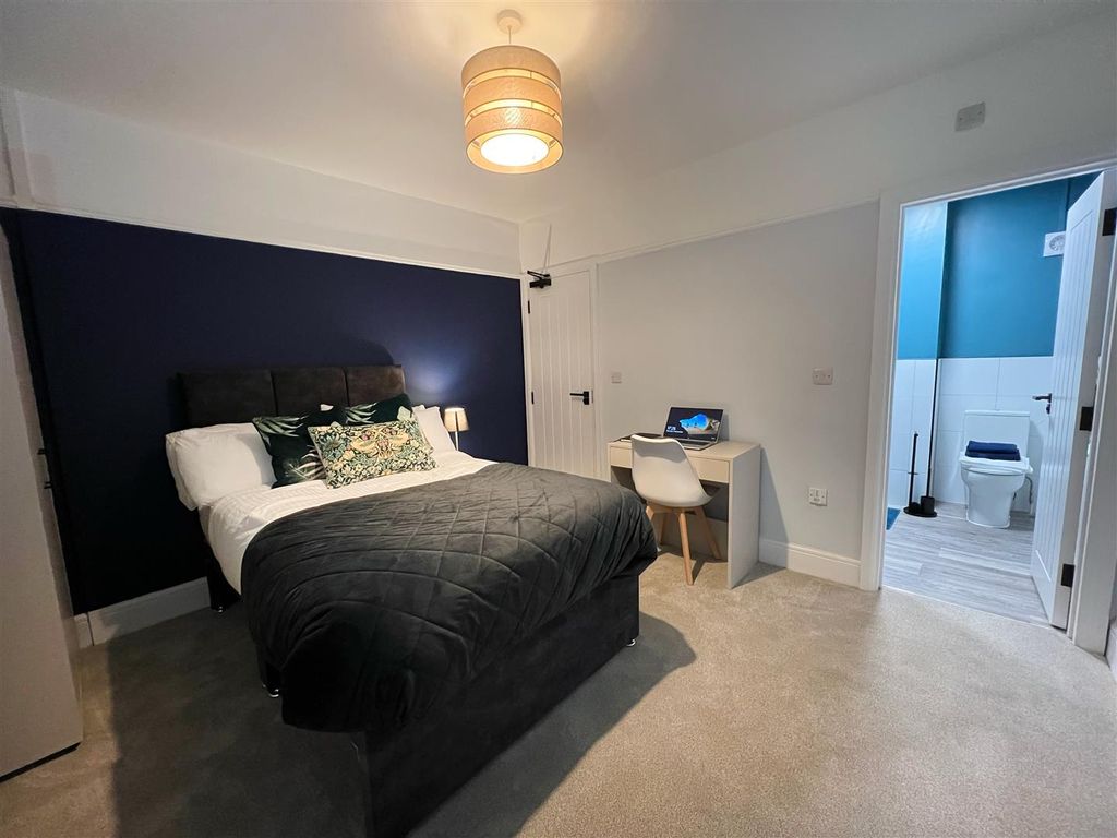 Property photo 1 of 9 Bed 4.Jpg