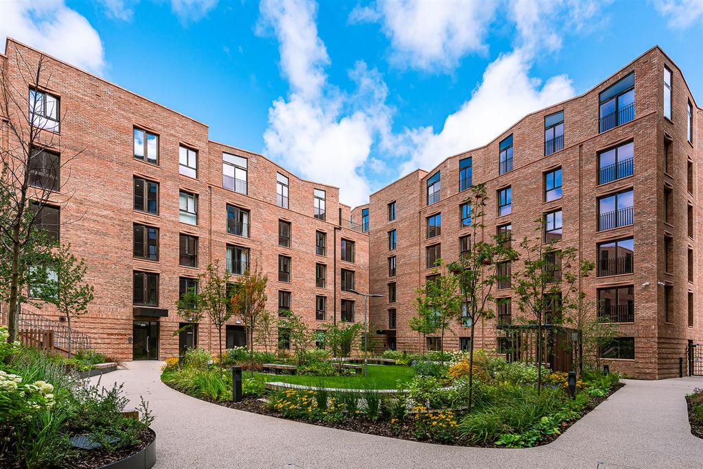 Property photo 1 of 9 Communal Gardens