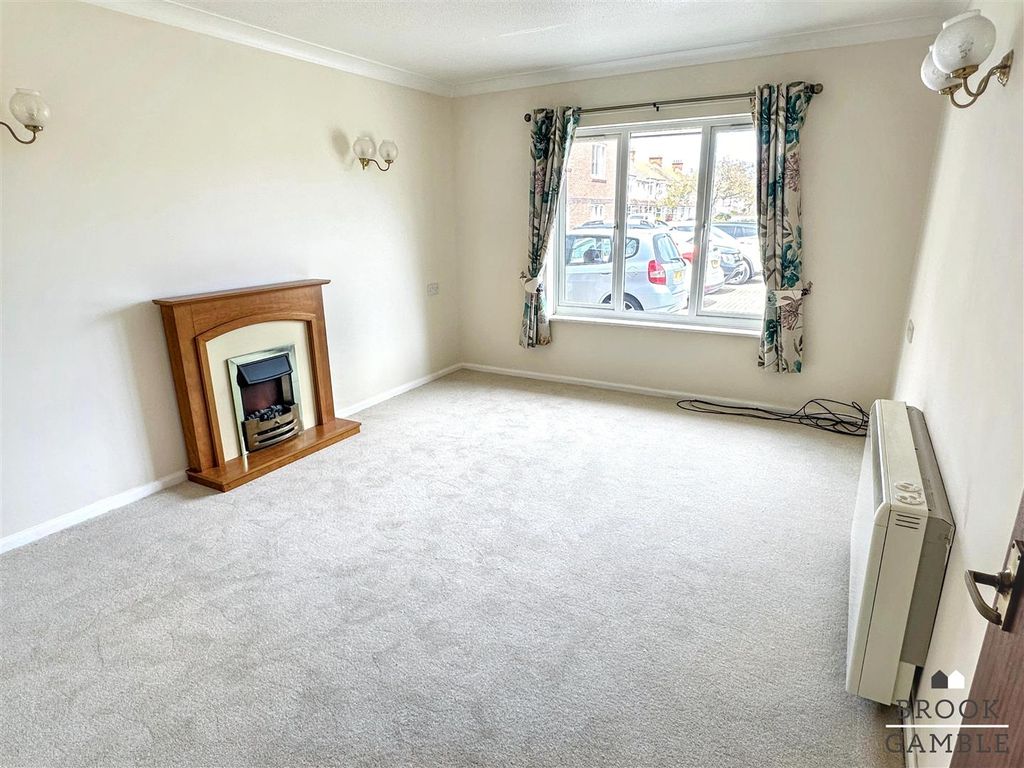 Property photo 2 of 9 01323 438506