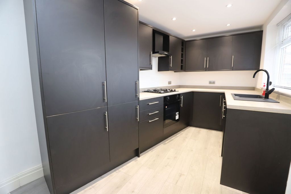 Property photo 2 of 32