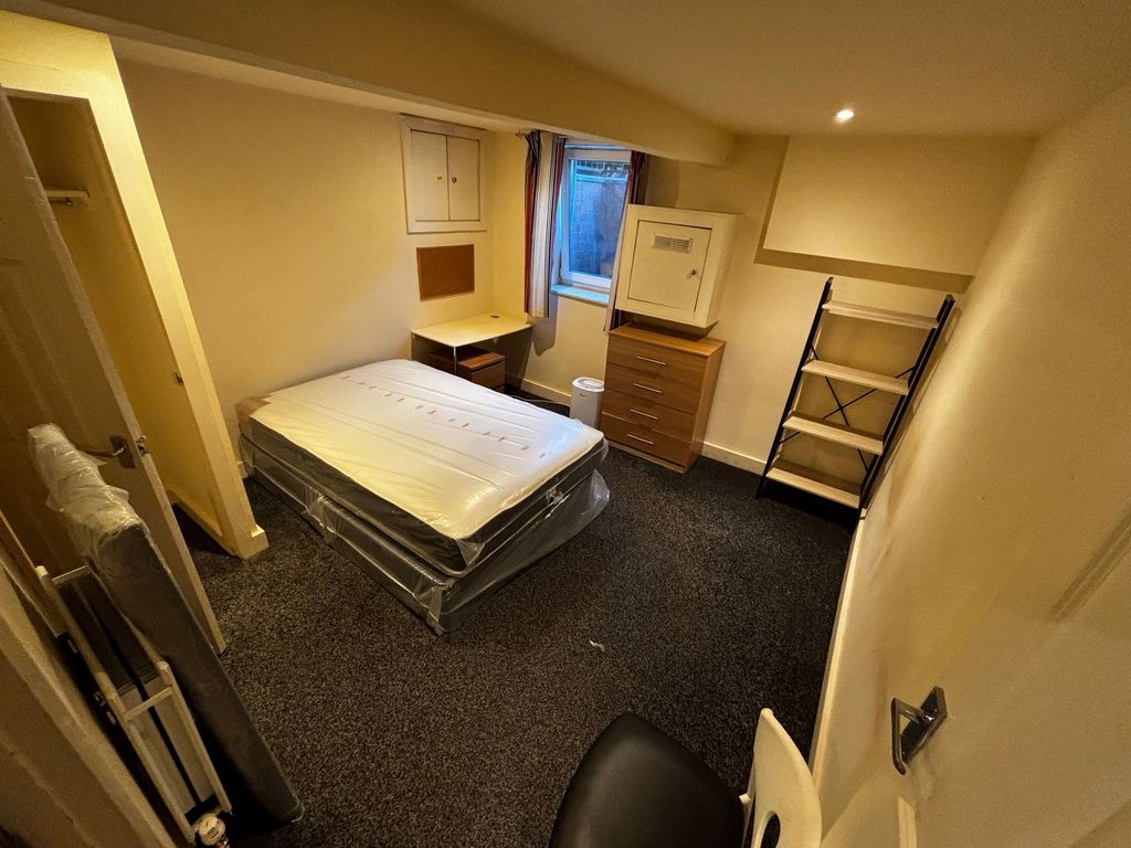 Property photo 3 of 8 Neat Double Bedroom With A Double Mattress, Compac...