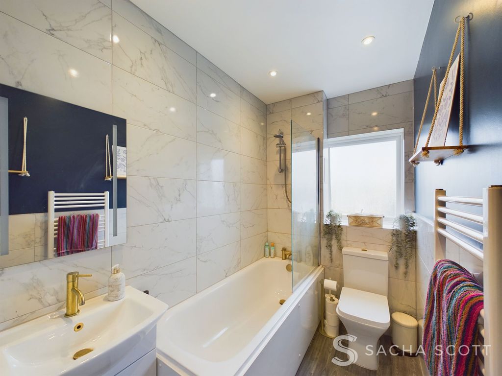 Property photo 3 of 17 Bathroom