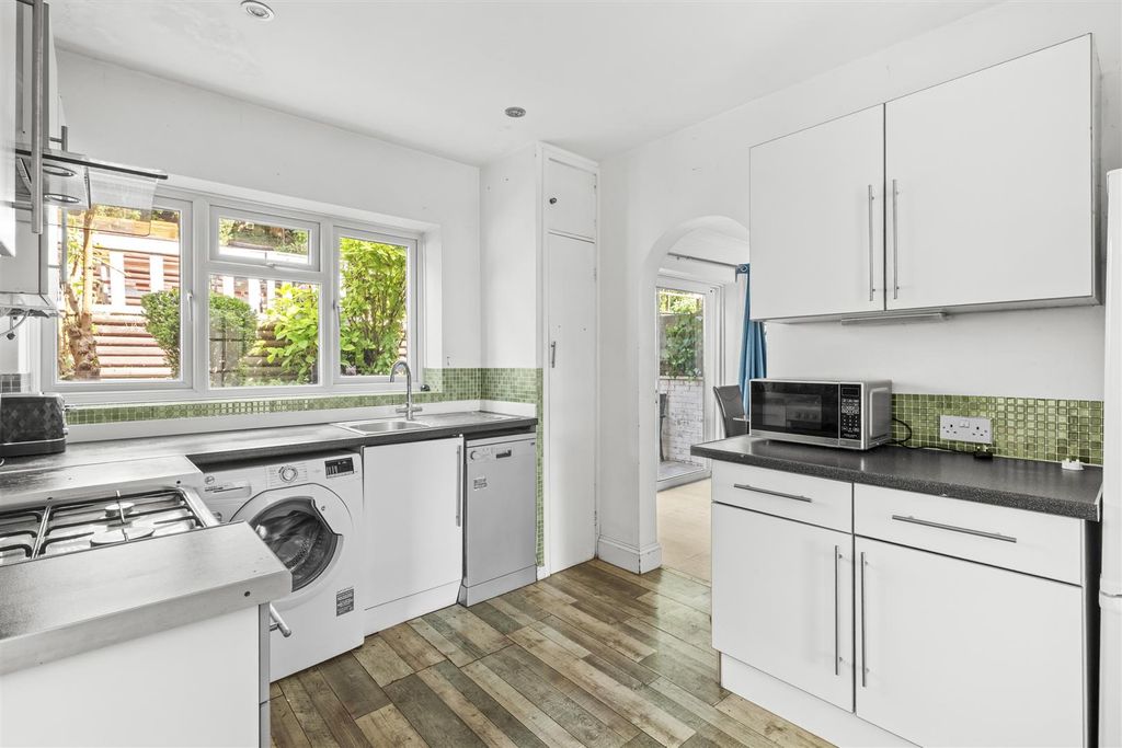 Property photo 3 of 13 St. Georges Close-5.Jpg