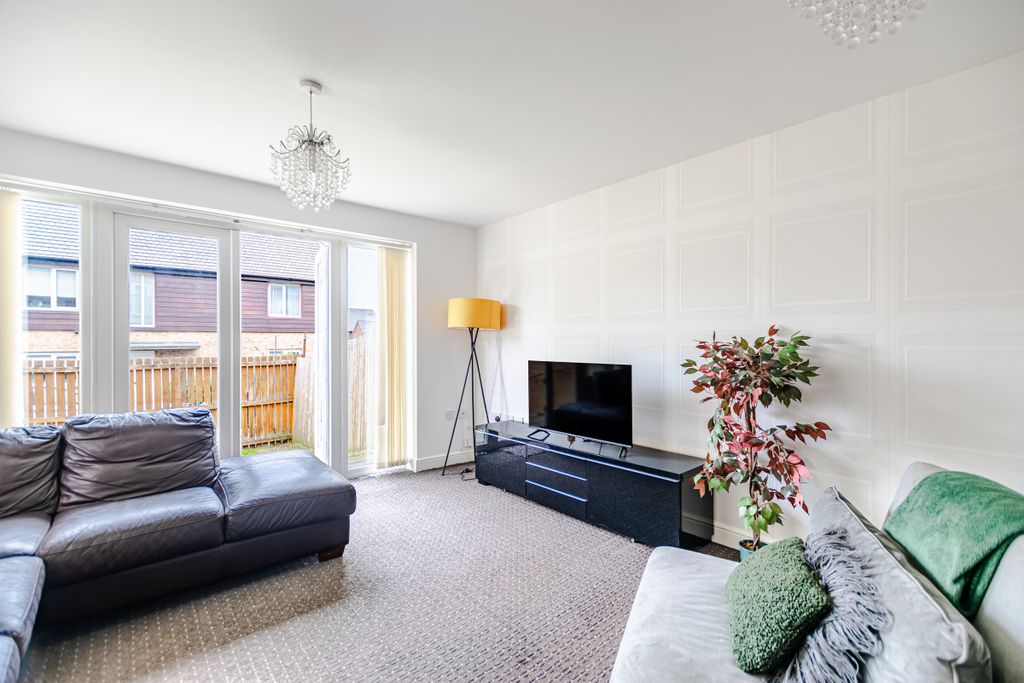 Property photo 3 of 18 Lounge2