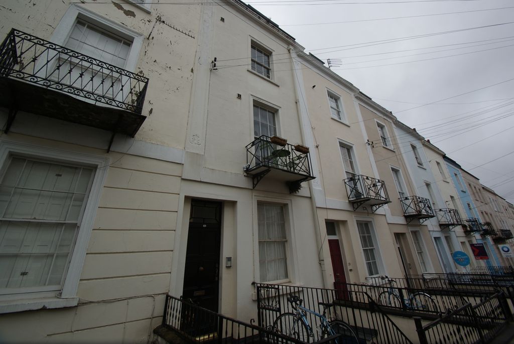 Property photo 1 of 4 21 Southleigh Road -