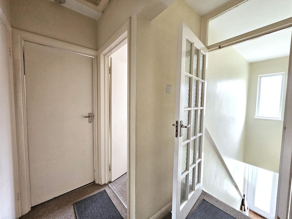 Property photo 3 of 11 Hallway