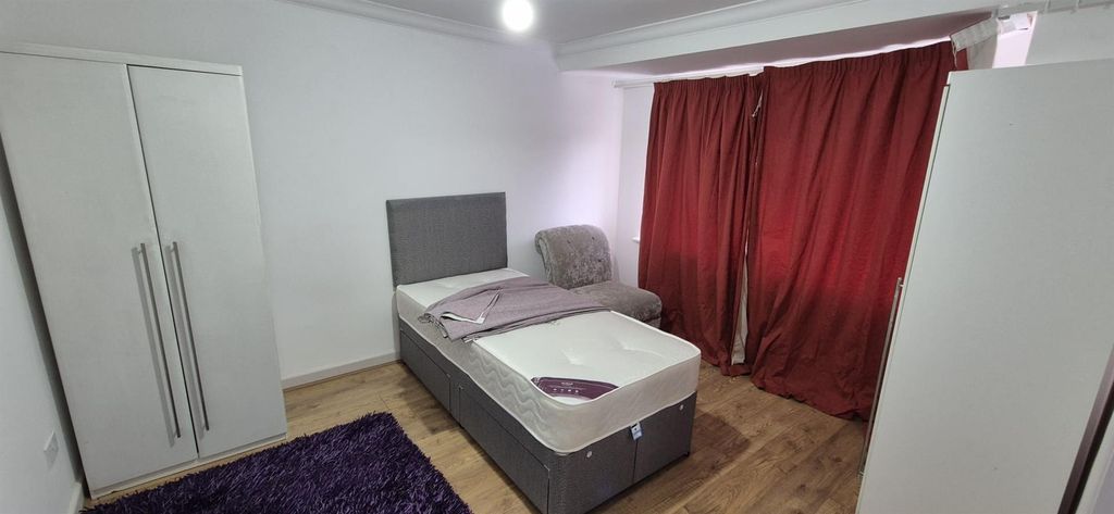 Property photo 2 of 12 40d23Ef0-76F2-4Aeb-A5Db-2A0037651ce8.Jpeg