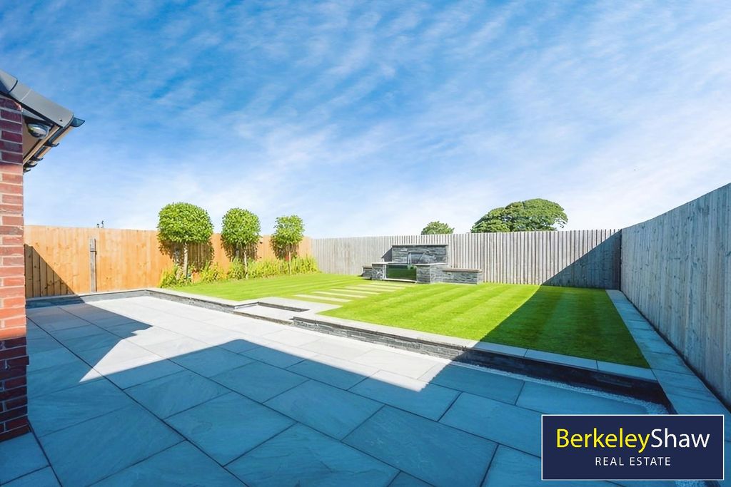 Property photo 3 of 32 Stoneleigh Park, Thornton