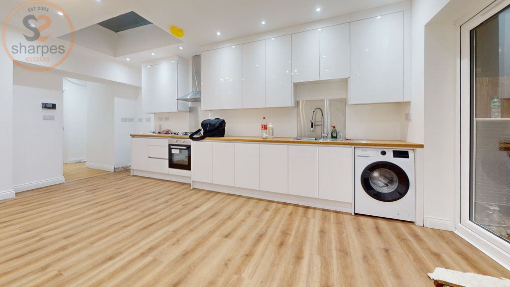 Property photo 3 of 10 Kitchen (9)