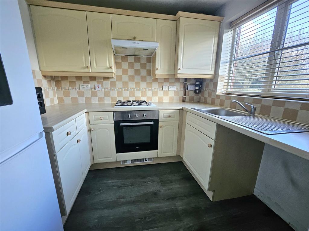 Property photo 3 of 11 Kitchen