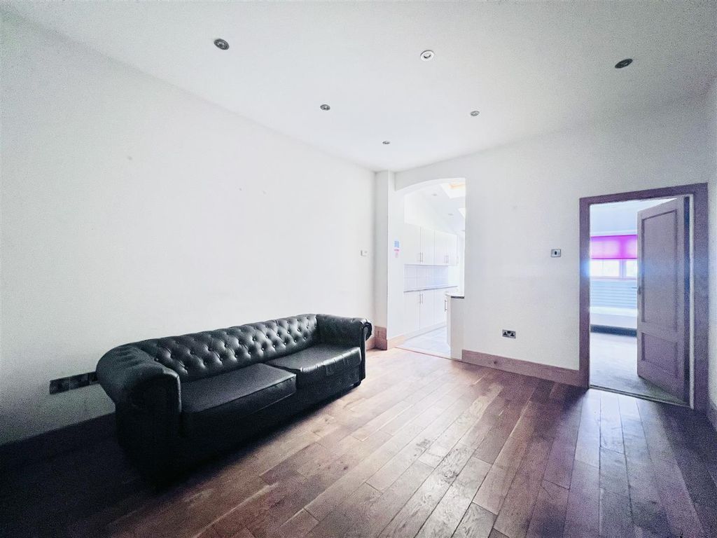 Property photo 2 of 10 Lounge