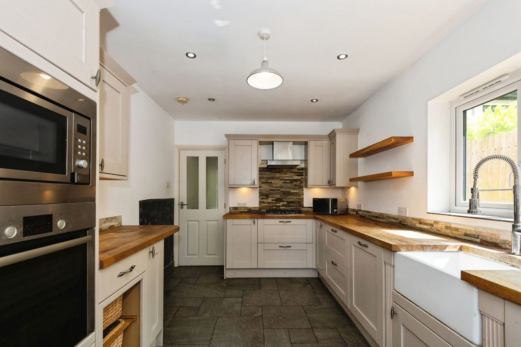 Property photo 3 of 20 Kitchen