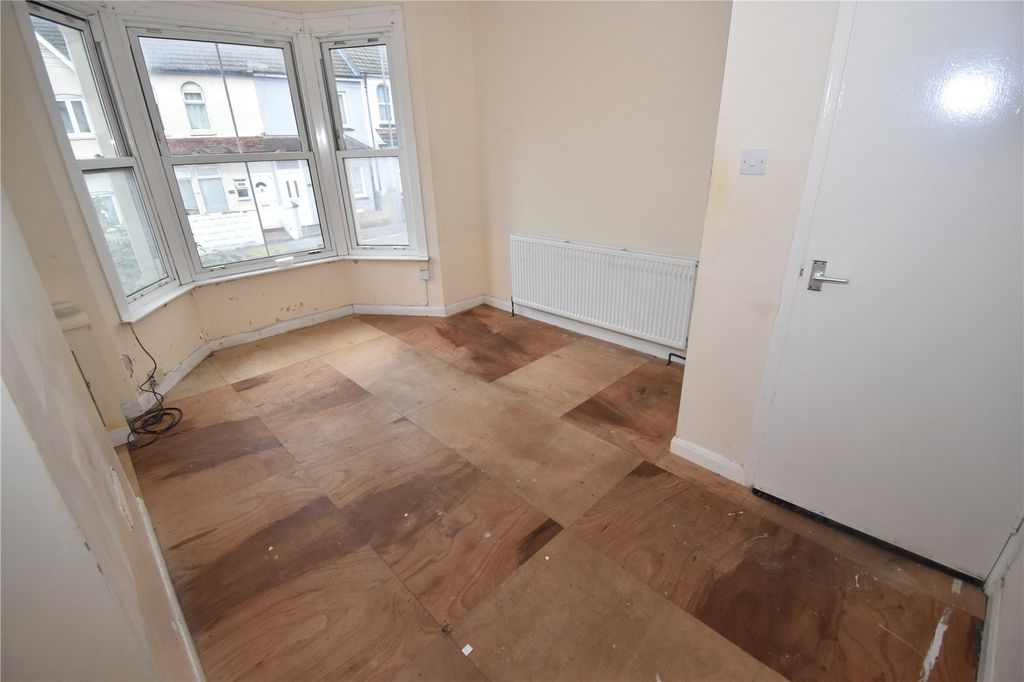 Property photo 3 of 16 Lounge