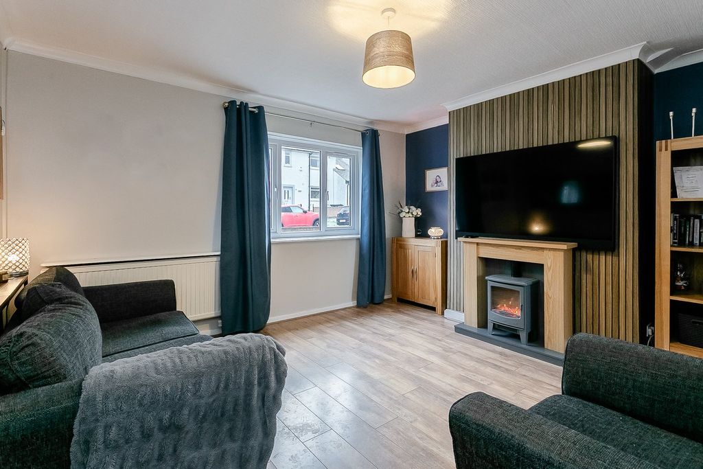 Property photo 2 of 25