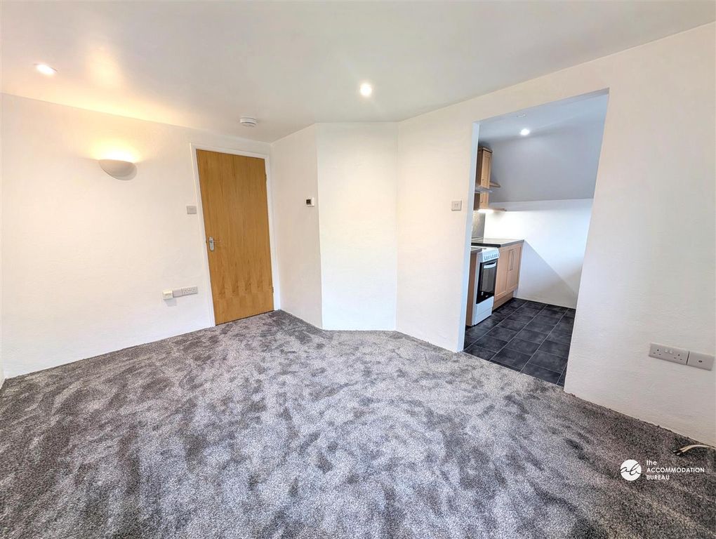 Property photo 3 of 12 Lounge