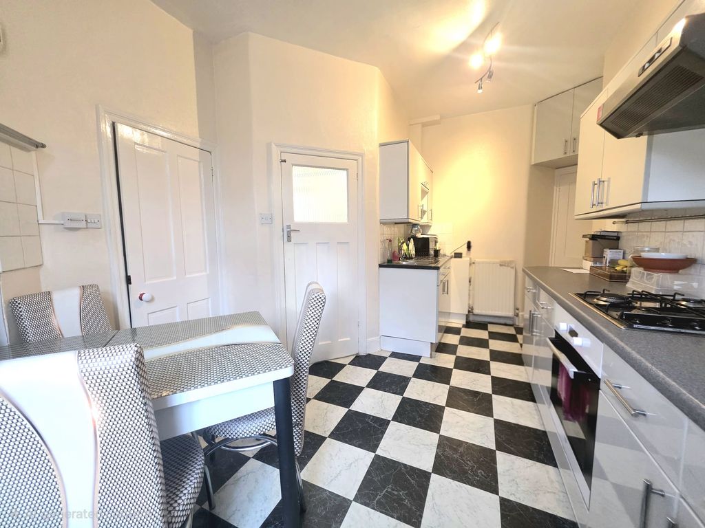 Property photo 2 of 10 Kitchen