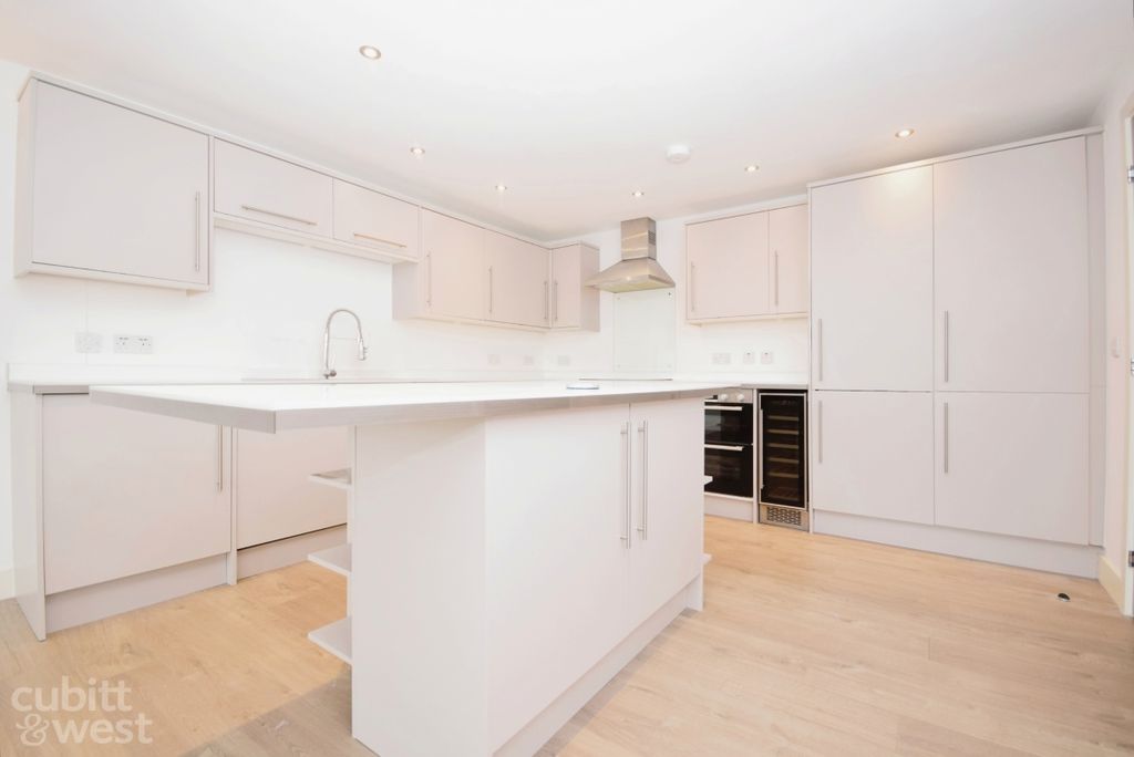 Property photo 3 of 12 Kitchen