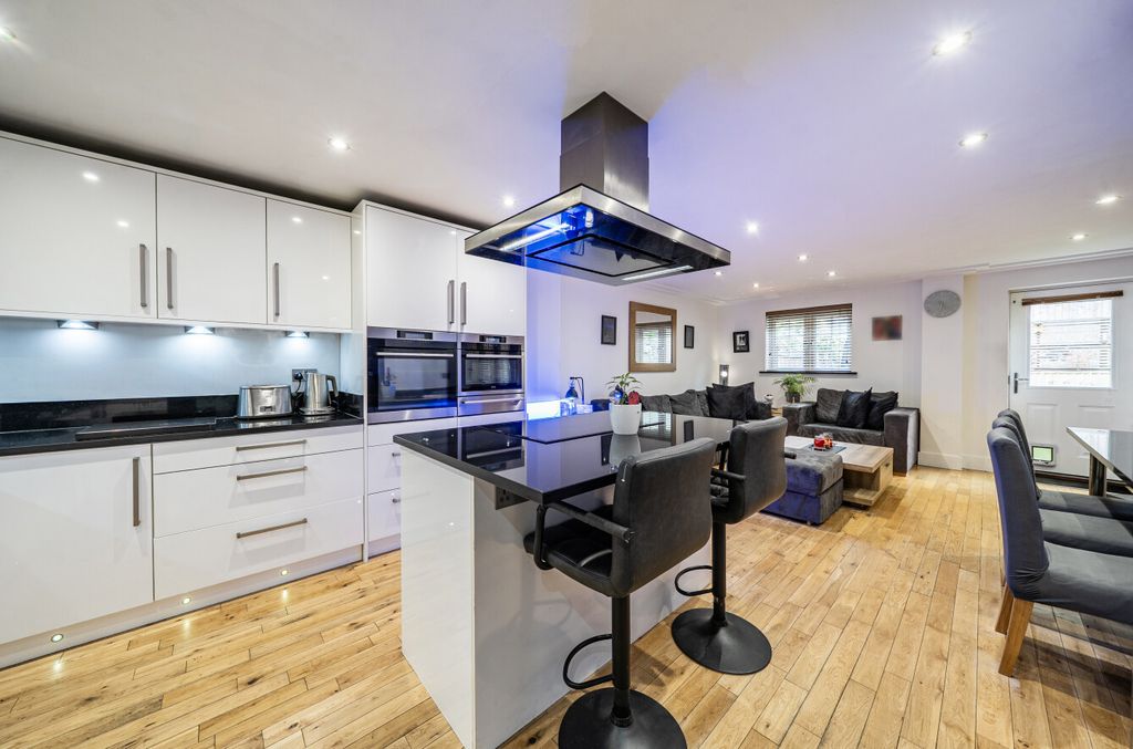 Property photo 3 of 22 1451629-17-69Fb67...
