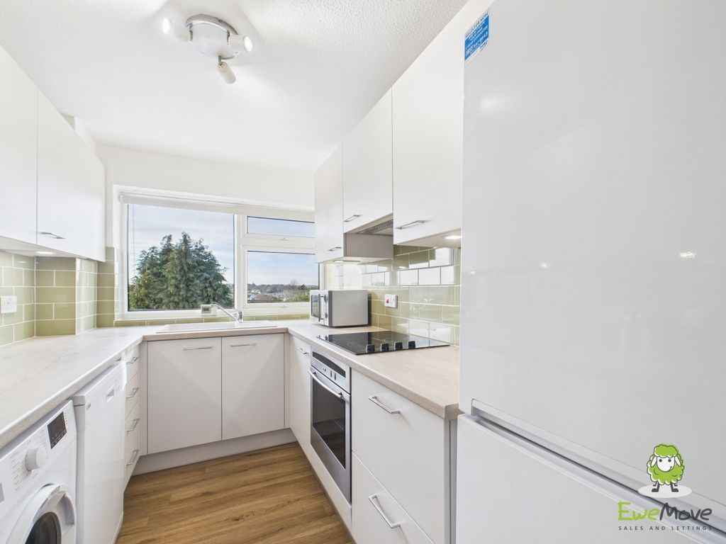 Property photo 2 of 18 Ewemove Estate Agents Basingstoke - Sylvia Close -