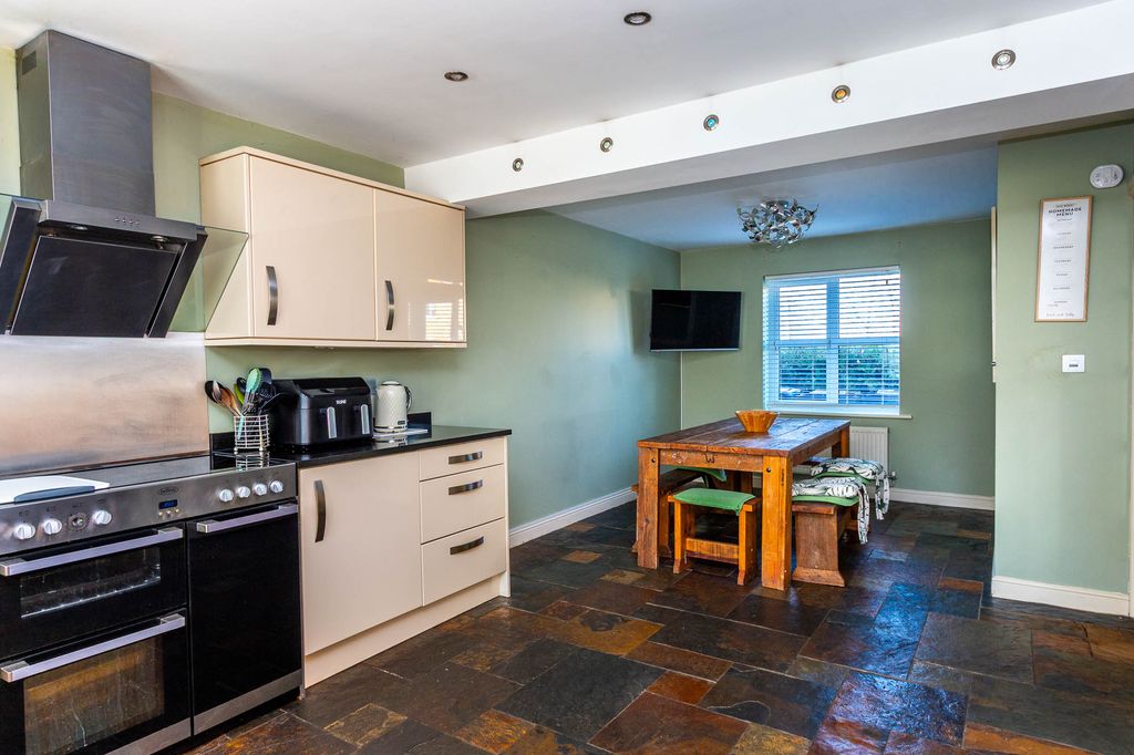 Property photo 3 of 13 Kitchen/Dining Room