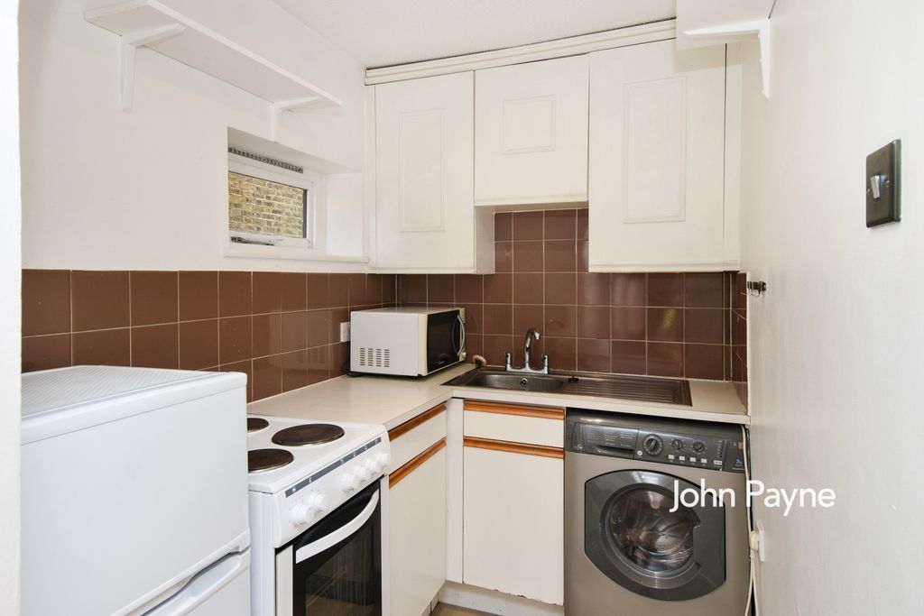 Property photo 3 of 10 Kitchen