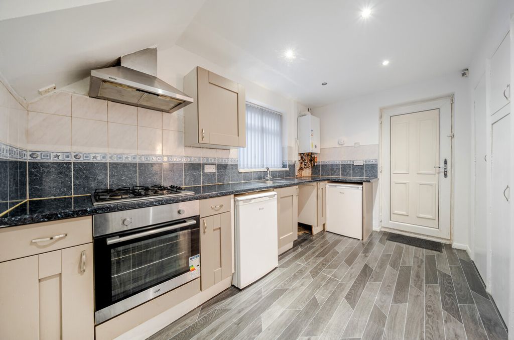 Property photo 3 of 14 1386740-7-692F071...