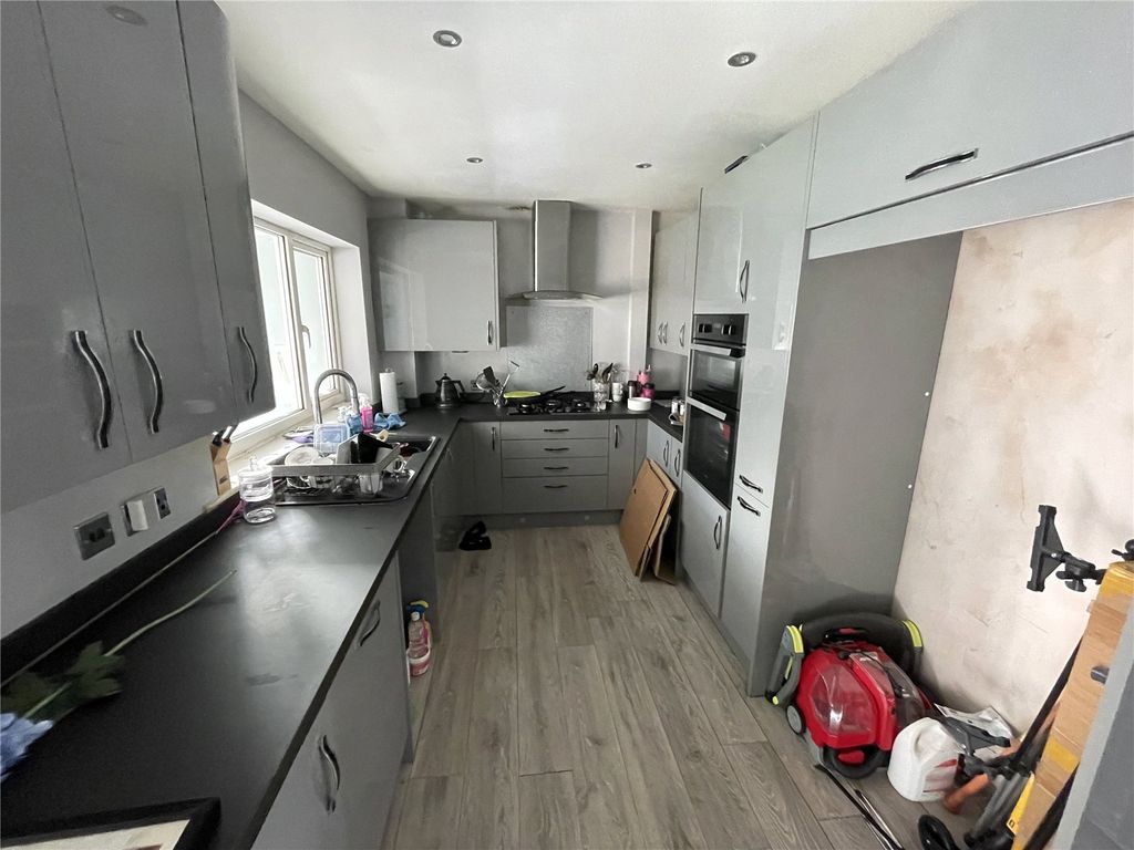 Property photo 3 of 7 Kitchen