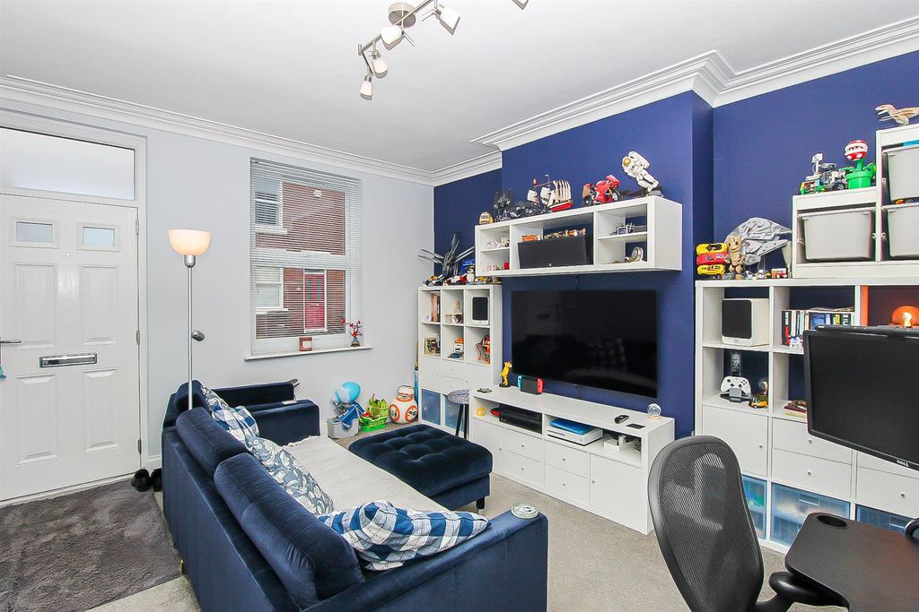 Property photo 3 of 8 Lounge