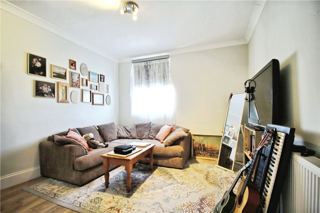 Property photo 3 of 9 Lounge