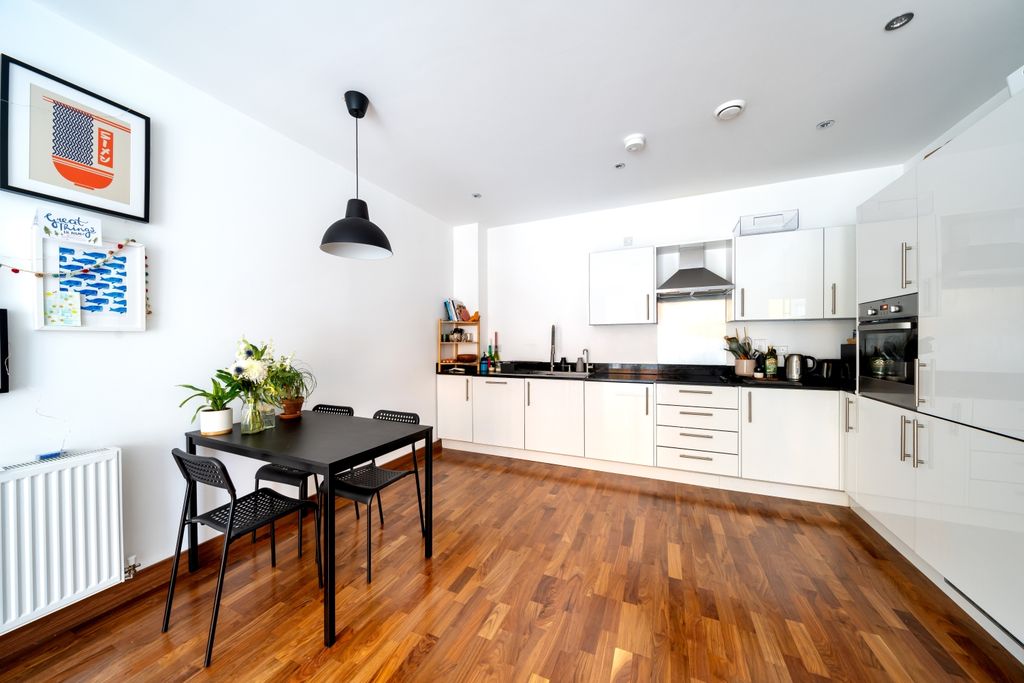 Property photo 3 of 10 Kitchen