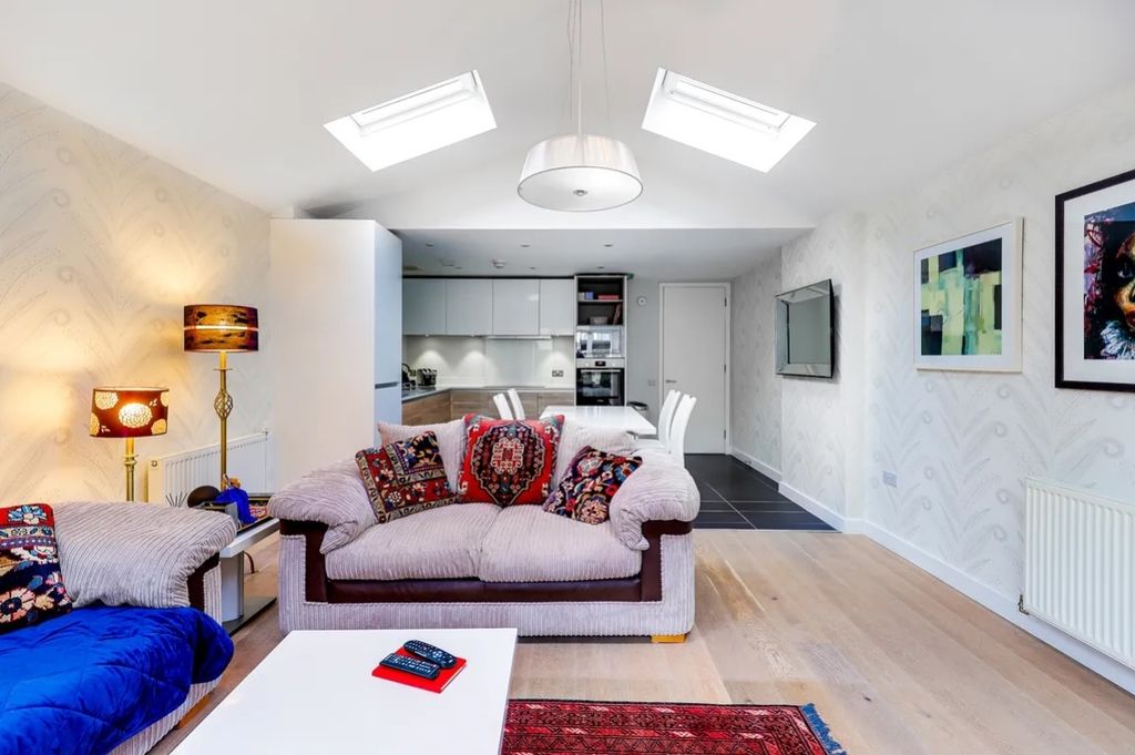 Property photo 2 of 11 Kitchen Living(1)