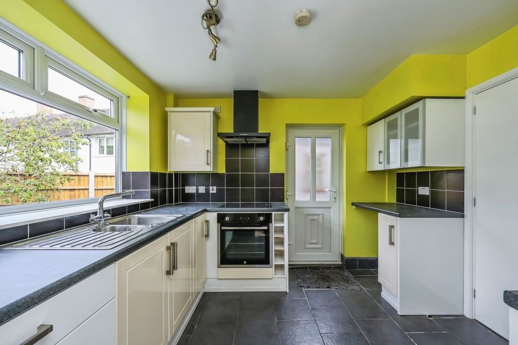 Property photo 3 of 16 Fitted Kitchen