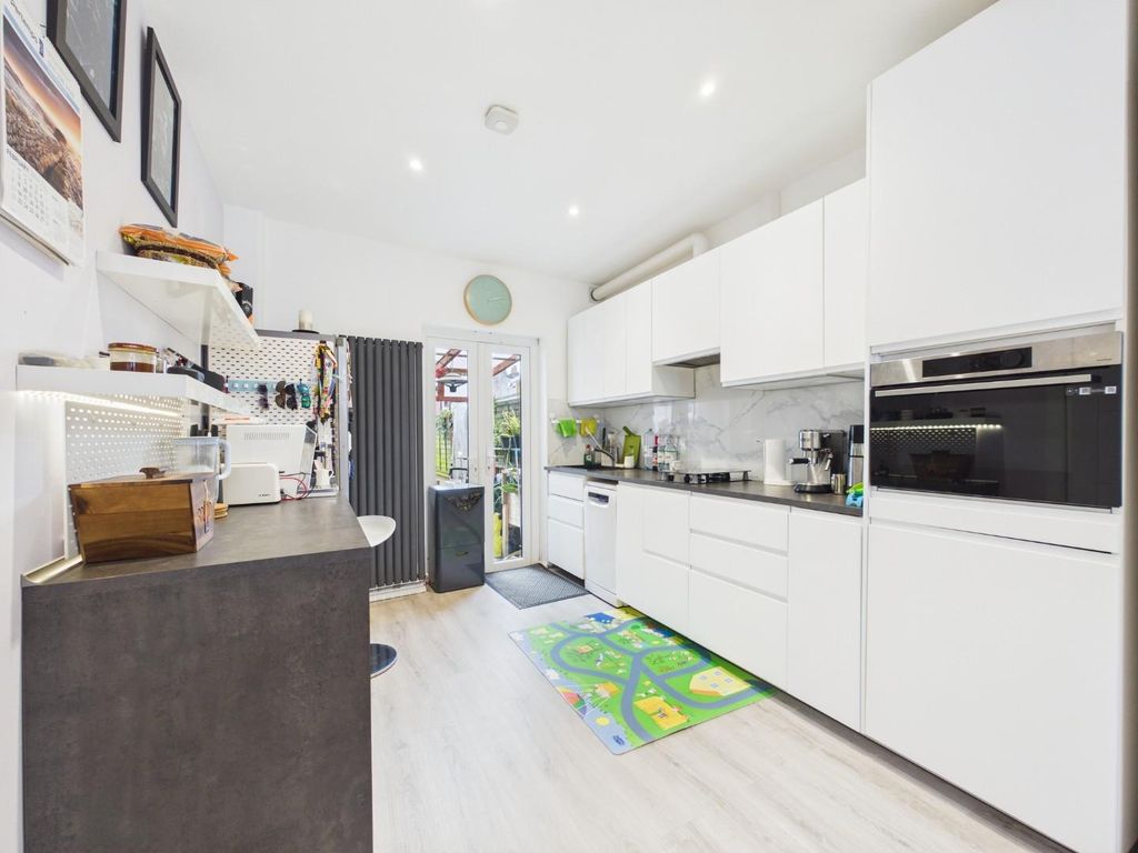 Property photo 3 of 27 Cam01530G0-Pr0382-Still006.Jpg