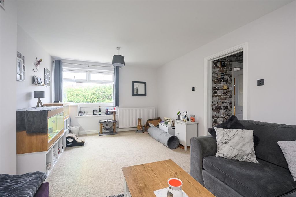 Property photo 2 of 11 Lounge