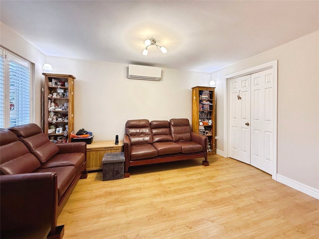 Property photo 3 of 17 Picture No. 12