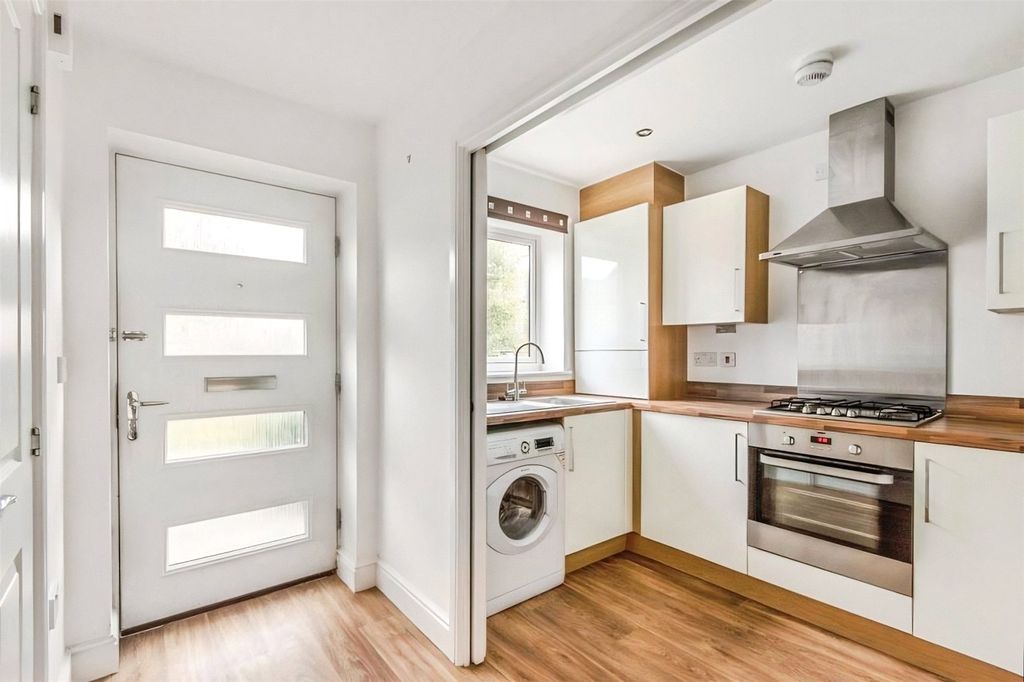 Property photo 2 of 11 Entrance Hall